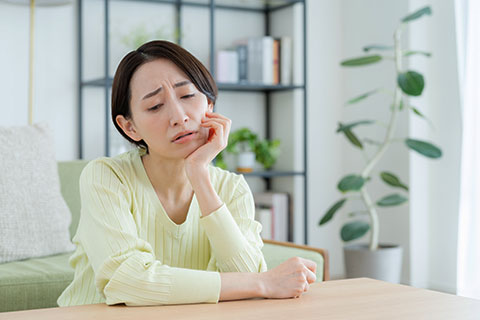 困っている女性のイメージ